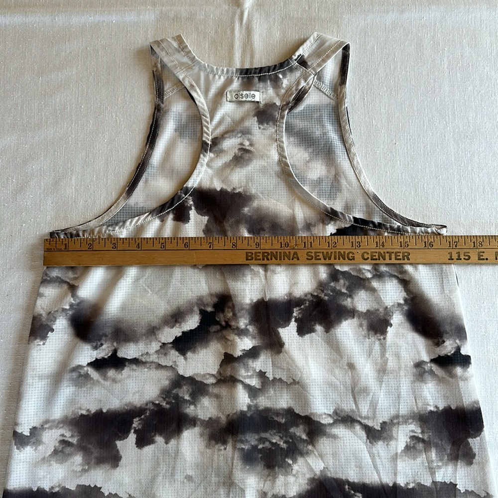 oiselle Passport Racerback Tank Storm Clouds Print 4 - Picture 4 of 6